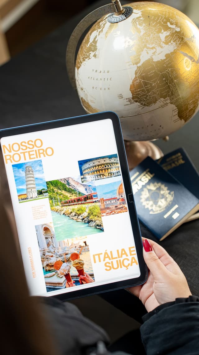 Tableta, pasaporte y globo utilizados para diseñar una ruta de viaje