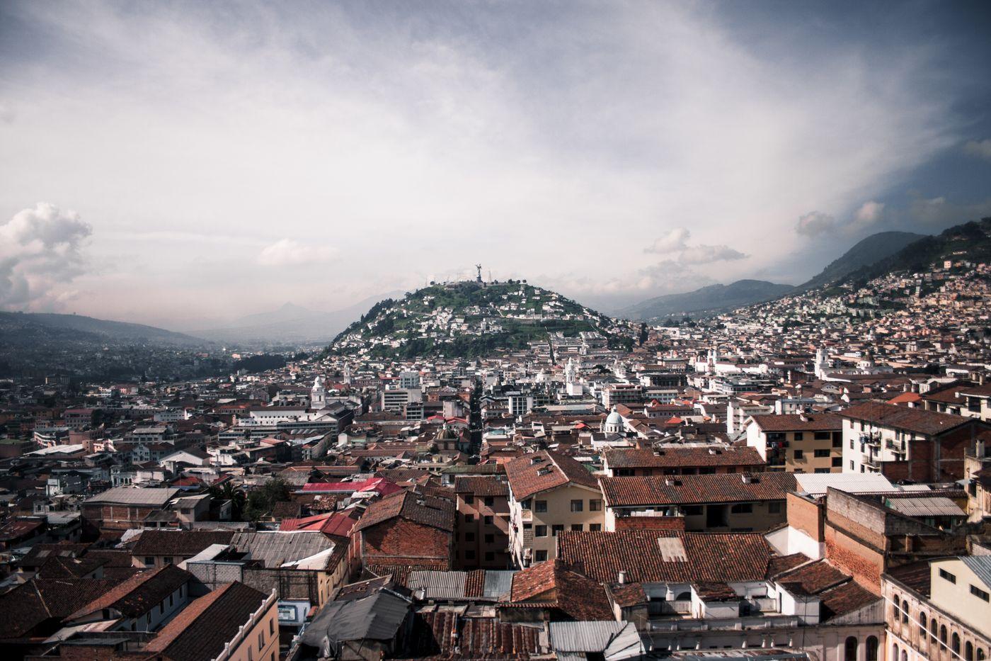 Centro histórico de Quito con El Panecillo y las montañas al fondo