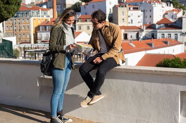 Viajeros explorando una ciudad con ayuda de un mapa