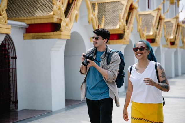 Viajeros recorriendo una ciudad y descubriendo su arquitectura