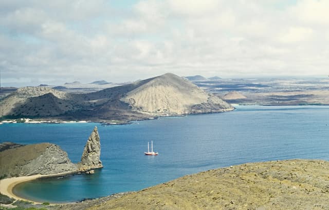 Vista de la isla Bartolomé y la Roca Pináculo en Galápagos