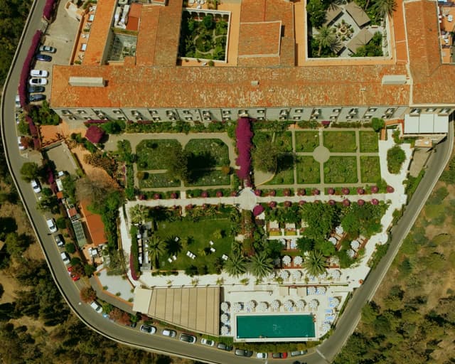 Vista aérea de un hotel con jardines y piscina