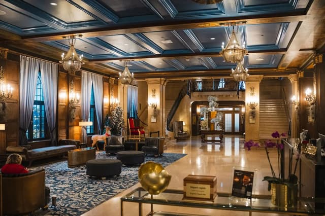 Vestíbulo de hotel de lujo con diseño clásico y elegante