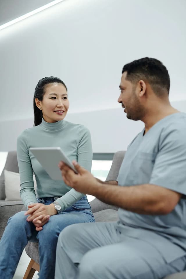 Profesional de salud conversando con una viajera sobre atención médica