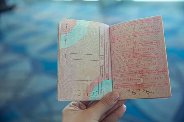 Pasaporte abierto con sellos de viajes internacionales